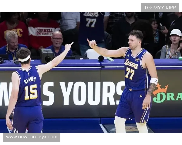 东契奇与替补球员配合成湖人攻坚利器